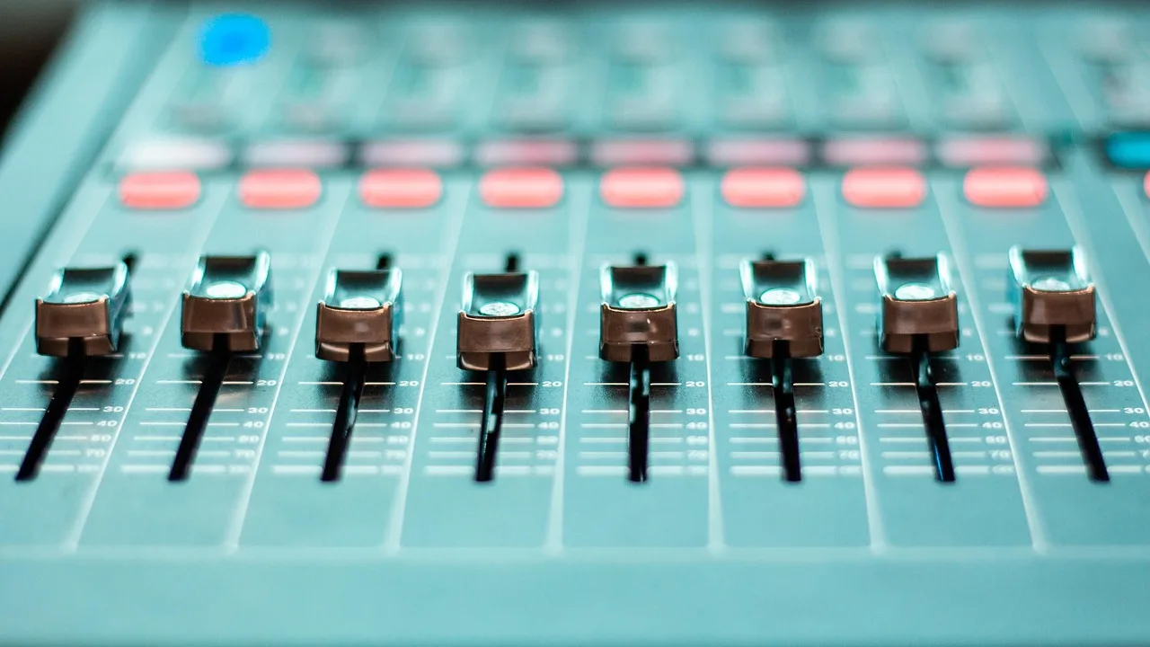 fader, volume control, audio mixer, console, control panel, mixing console, studio mixer, music, sound, audio, device, closeup. Podcast software: buy order and the saving-versus-fee test