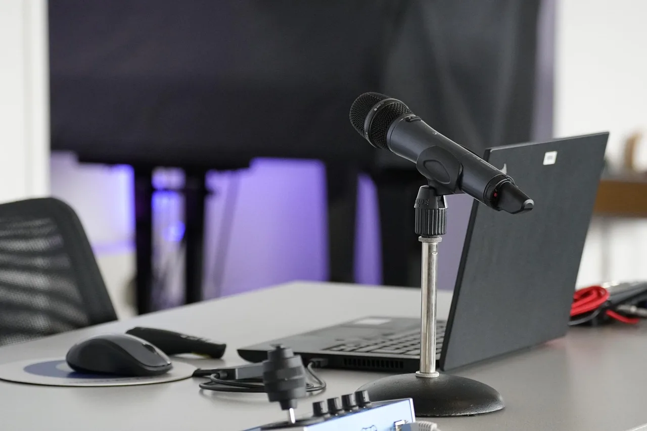 laptop, conference table, mouse, work, business, online, remote, microphone, podcast, podcast, podcast, podcast, podcast, podcast. How to measure podcast community engagement
