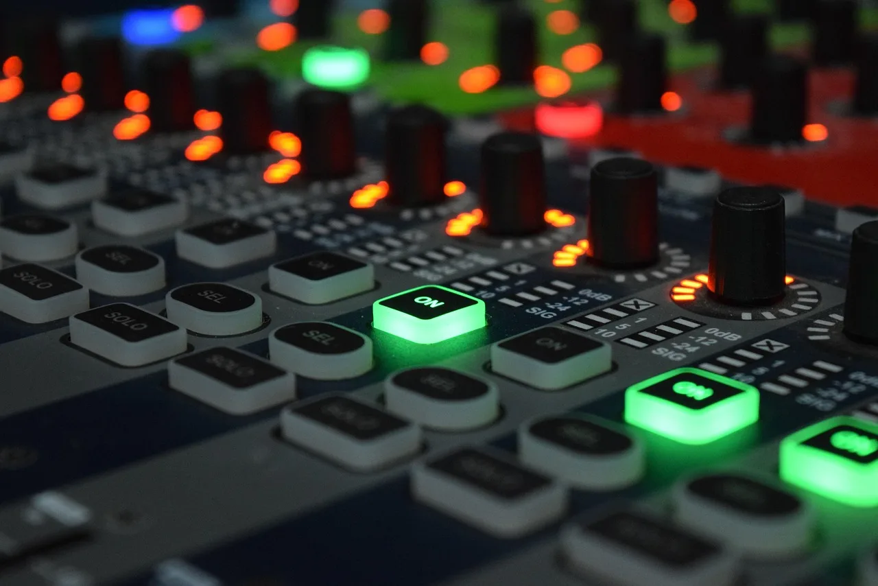 sound, music, console, dj, sound, music, dj, dj, dj, dj, dj. Podcast audience analytics: what each dashboard counts